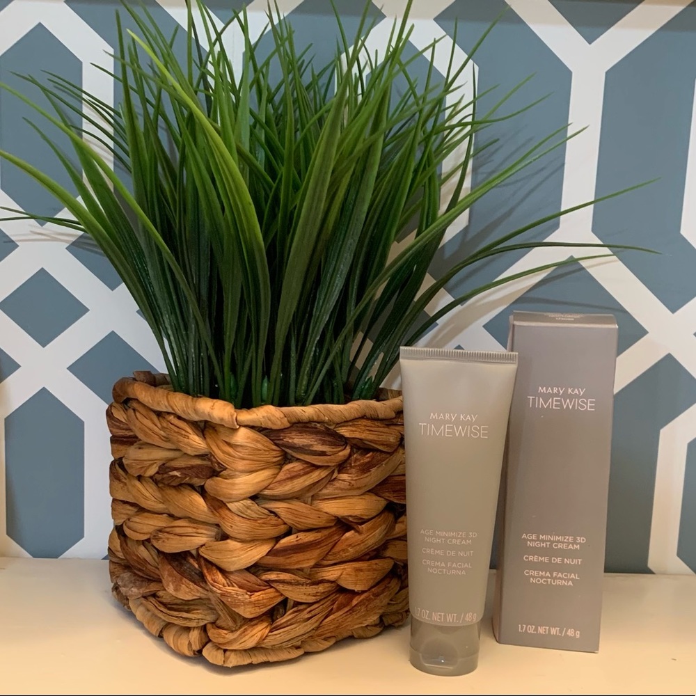 TimeWise® Age Minimize 3D® Night Cream - Normal/Dry
Normal/Dry
1.7 oz.